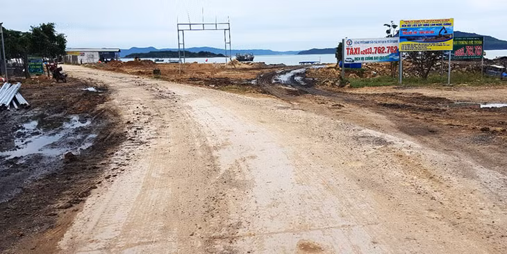 Vận chuyển vật liệu không có bạt phủ, nên đất cát rơi đầy tuyến đường vận chuyển.