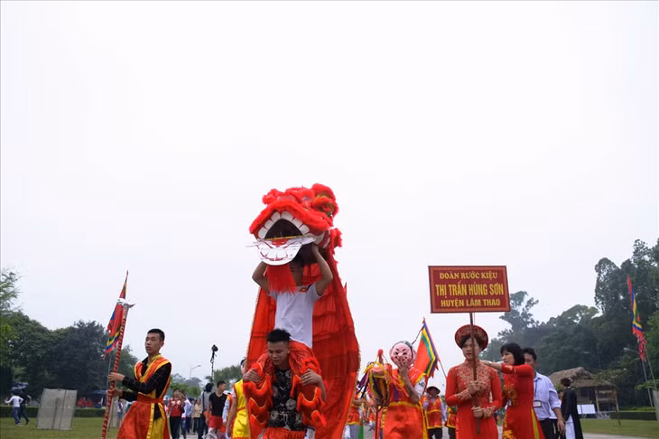Đội nghi trượng ngoài phường bát âm, cờ phướn, biển dấu, bát bửu…, còn có đội múa sư tử đi trước dẫn đường.