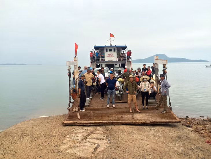 Người dân và du khách đến Cái Chiên.