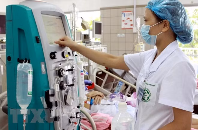 Nhân viên y tế thực hiện kỹ thuật thay huyết tương qua máy ly tâm cho người bệnh tại Bệnh viện Bạch Mai. (Ảnh: Dương Ngọc/TTXVN)