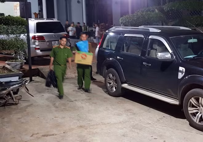 Công an thu giữ nhiều tài liệu liên quan đến việc kinh doanh gỗ của Phượng "râu". Ảnh: Trần Lộc.