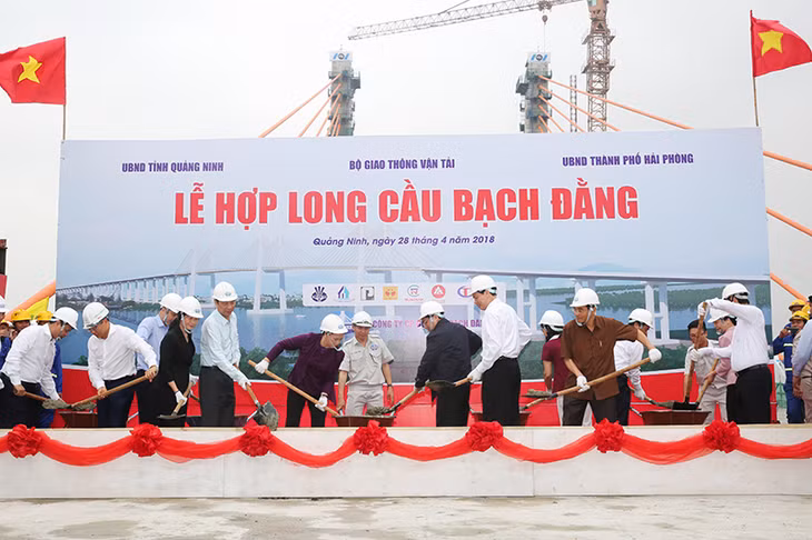 Các đồng chí lãnh đạo Trung ương, tỉnh Quảng Ninh đổ bê tông hợp long cầu Bạch Đằng