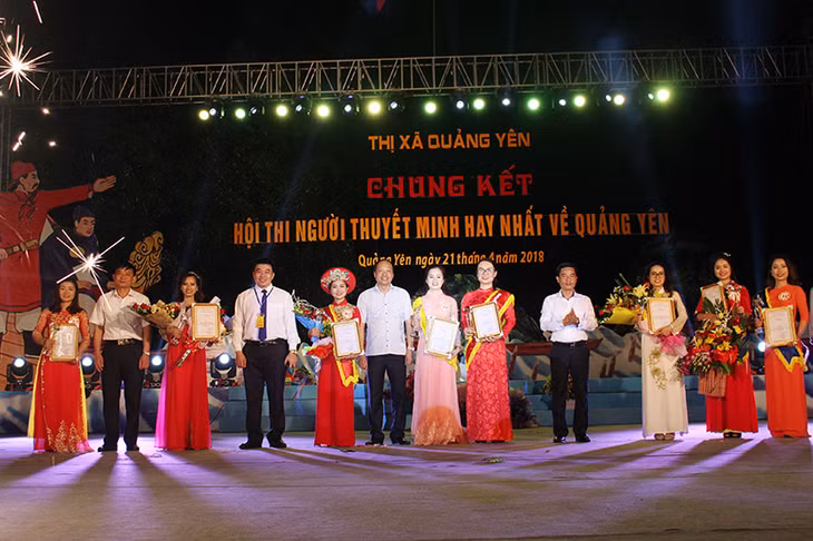 BCT trao giải cho các thí sinh tham dự cuộc thi.