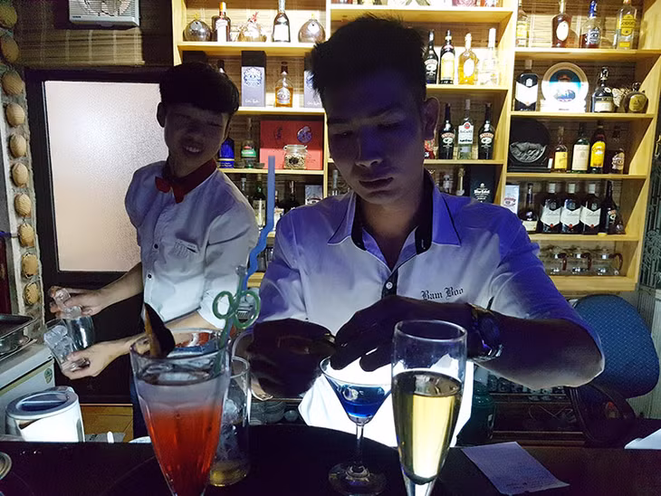 Pha chế đồ uống phục vụ du khách.