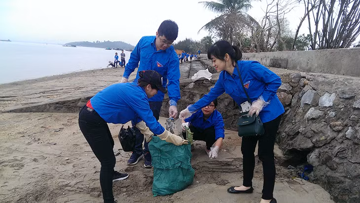 Các đoàn viên, thanh niên thu gom rác thải.
