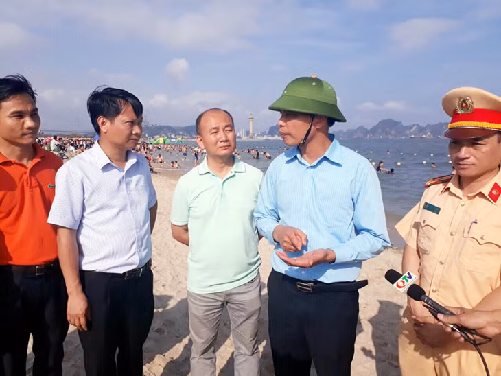 Đồngg chí Vũ Văn Diện, Phó Chủ tịch UBND yêu cầu ngay sáng ngày 1-5, thành phố Hạ Long phát động chương trình dọn sạch bãi biển Bãi Cháy huy động sự tham gia của nhân dân và du khác