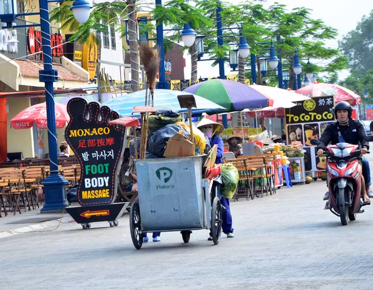 Lực lượng làm vệ sinh môi trường cơ động của Tập đoàn Sun Group cũng được huy động, phối hợp dọn dẹp vệ sinh tại khu vực ki-ốt kinh doanh dịch vụ, một trong những 