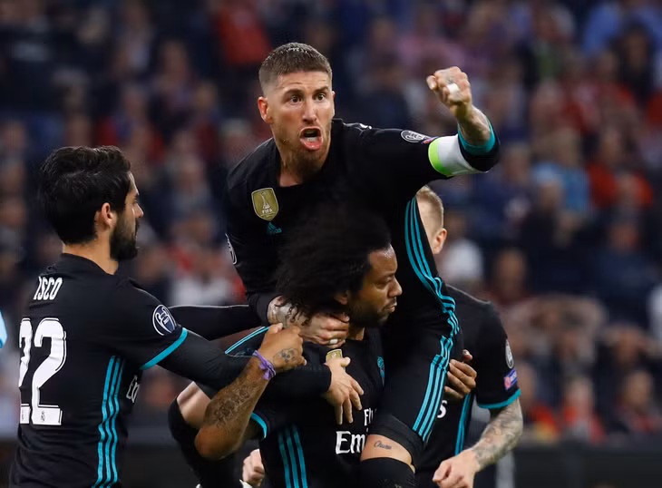Niềm vui của các cầu thủ R.M sau khi Marcelo gỡ hòa 1-1. Ảnh: REUTERS