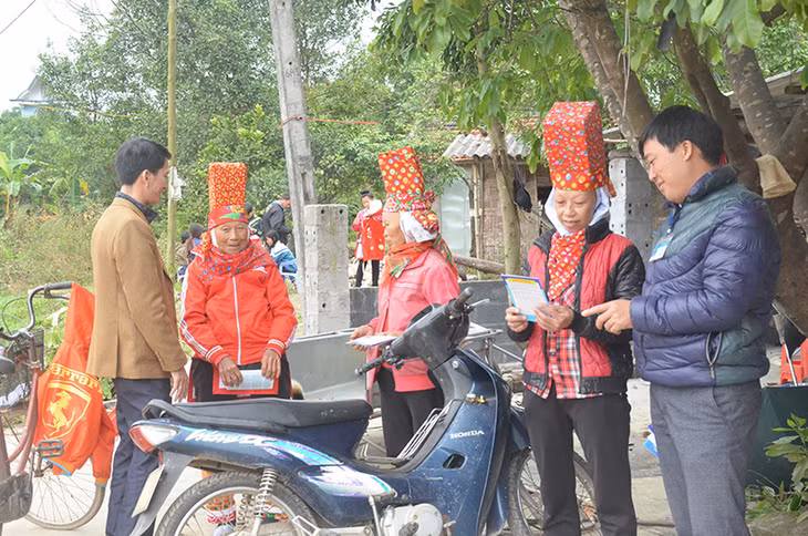 Cán bộ Tư pháp huyện Đầm Hà và xã Quảng Lâm tổ chức