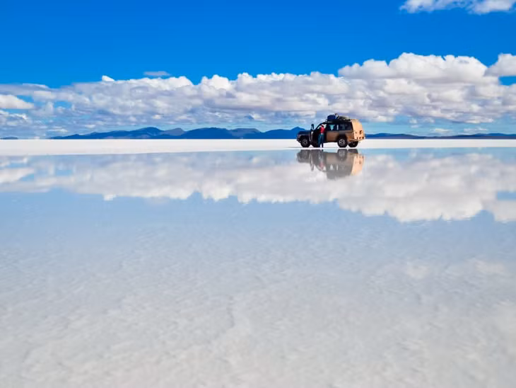 Salar de Uyuni, Bolivia: Salar de Uyuni là cánh đồng muối lớn nhất thế giới, nằm trong khu vực dãy núi Andes ở Bolivia. Nơi đây được hình thành từ một hồ muối cạn, rộng khoảng 10.600 km2. Cánh đồng muối này được bao phủ bằng một lớp muối trắng cùng một lớp nước mỏng trong mùa mưa, và nhờ đó, bề mặt cánh đồng trở thành mặt gương lớn nhất thế giới. Ảnh: Olga Kot/Shutterstock.