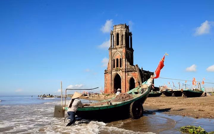  Hải Lý, Nam Định: Hải Lý không chỉ gắn với “nhà thờ đổ” mà còn được biết tới bởi cuộc sống làng chài bình dị, nơi mà mỗi sớm bình minh là lúc những chuyến tàu chở cá tôm về và những gọng lưới vươn lên giữa biển cả thanh bình.