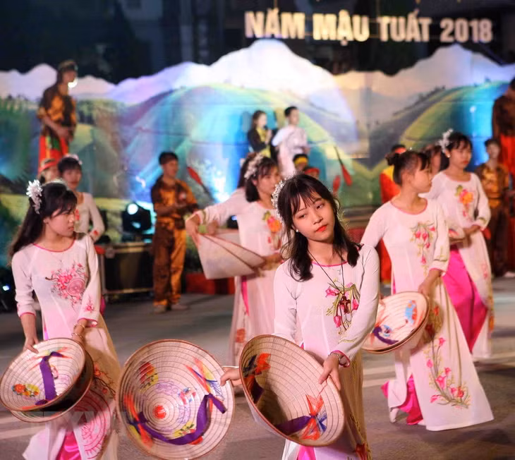 Trình diễn nghệ thuật dân gian đường phố tại Lễ hội Đền Hùng 2018. (Ảnh: Thanh Tùng/TTXVN)