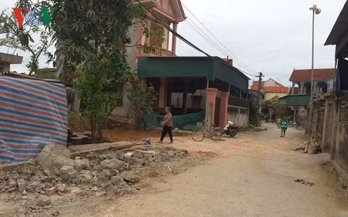 Cổng nhà cháu T nơi xảy ra sự việc.