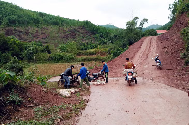 Đường vào thôn Đài Van đã được đầu tư xây dựng giúp người dân thi lại thuận tiên hơn