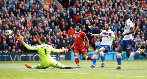 Tình huống bỏ lỡ đầu trận của Salah. Ảnh: Reuters.