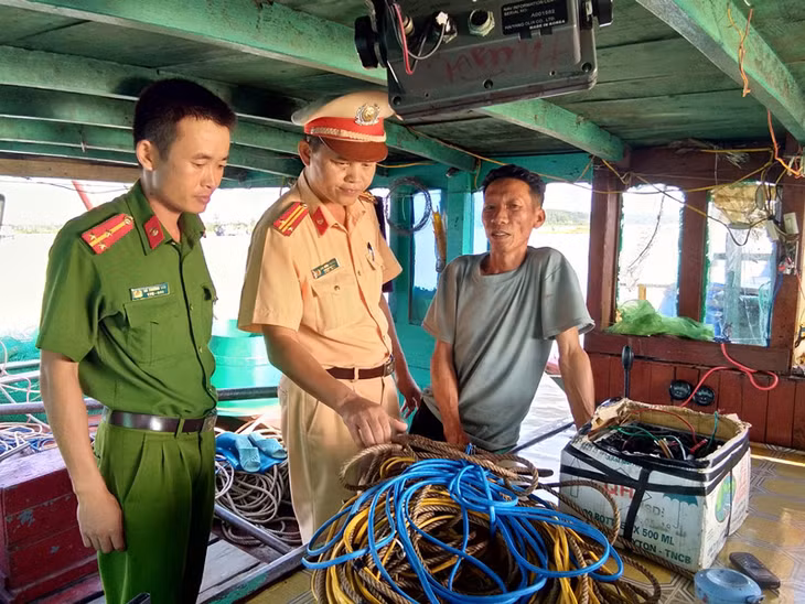 Công an huyện Đầm Hà xử lý các trường hợp sử dụng kích điện trong khai thác thủy sản (Ảnh: Minh Hải-Trung tâm truyền thông-Văn hóa huyện Đầm Hà)