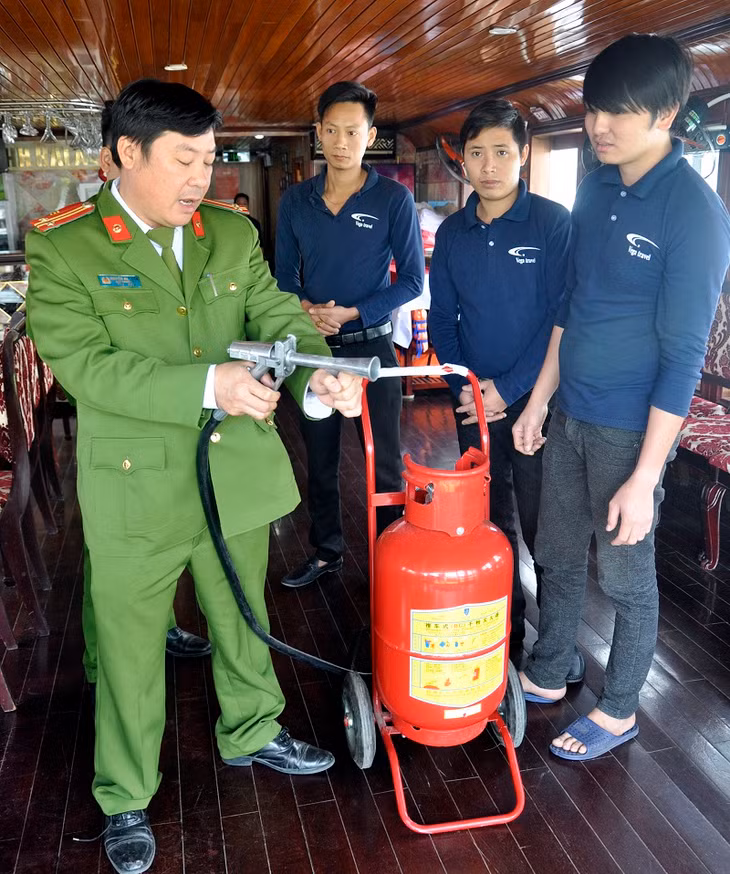 Hướng dẫn thuyền viên, nhân viên tàu vận chuyển khách du lịch lưu trú trên vịnh Hạ Long sử dung thiết bị để chữa cháy.
