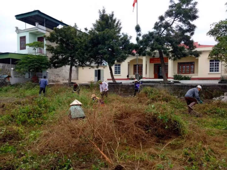 Hội Phụ nữ xã Đông Xá phối hợp với người dân tham gia phong trào Ngày chủ nhật xanh
