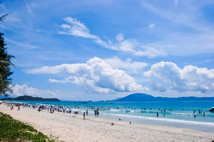  Đồ Sơn, Hải Phòng: Đồ Sơn được biết đến là điểm nghỉ mát lý tưởng với những bãi biển trải dài và những món hải sản thơm ngon.