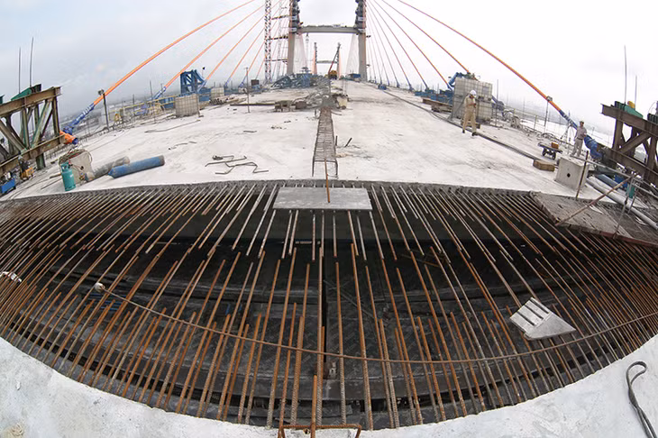 Xe đúc đã được di chuyển đến khối hợp long, nhà thầu bắt đầu thi công cốt thép.