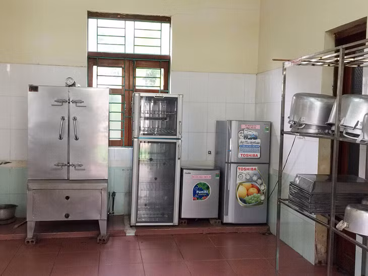 Khu vực bếp ăn của Trường Mầm non thị trấn Tiên Yên luôn được giữ gìn sạch sẽ