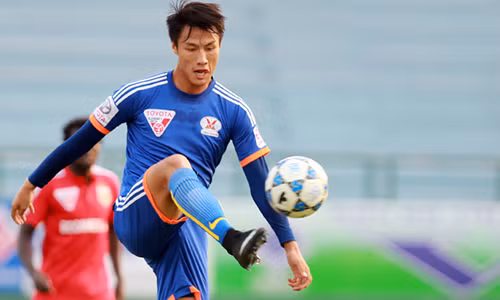 Tiền đạo Mạc Hồng Quân phải ngồi ngoài hai trận liên tiếp ở V-League. Ảnh: Đức Đồng.