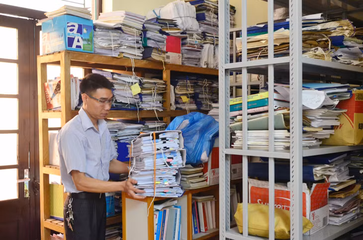 Cán bộ Cơ quan Tổ chức- Nội vụ huyện Bình Liêu sắp xếp tài liệu hồ sơ cán bộ công chức. Ảnh Bảo Bình.