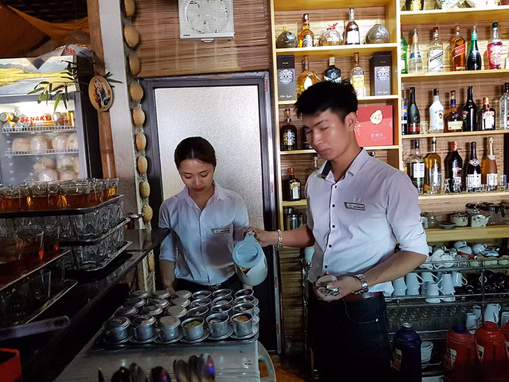 Nhân viên nhà hàng Sông Tranh hội quán, phường Quảng Yên pha chế đồ uống phục vụ du khách.