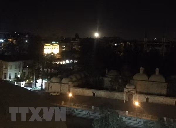 Tên lửa phòng không bay trên bầu trời tại phía nam Damascus, Syria ngày 17/4. (Nguồn: THX/TXVN)