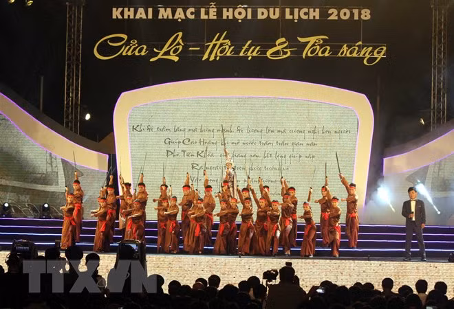 Tiết mục văn nghệ biểu diễn tại buổi khai mạc lễ hội du lịch Cửa Lò 2018. (Ảnh: Tá Chuyên/TTXVN)