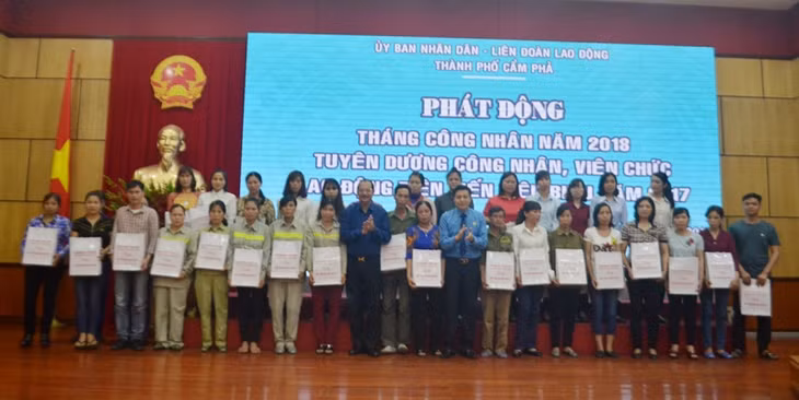 Lãnh đạo LĐLĐ TP Cẩm Phả và Hiệp hội doanh nghiệp TP Cẩm Phả trao các suất quà cho lao động có hoàn cảnh khó khăn.