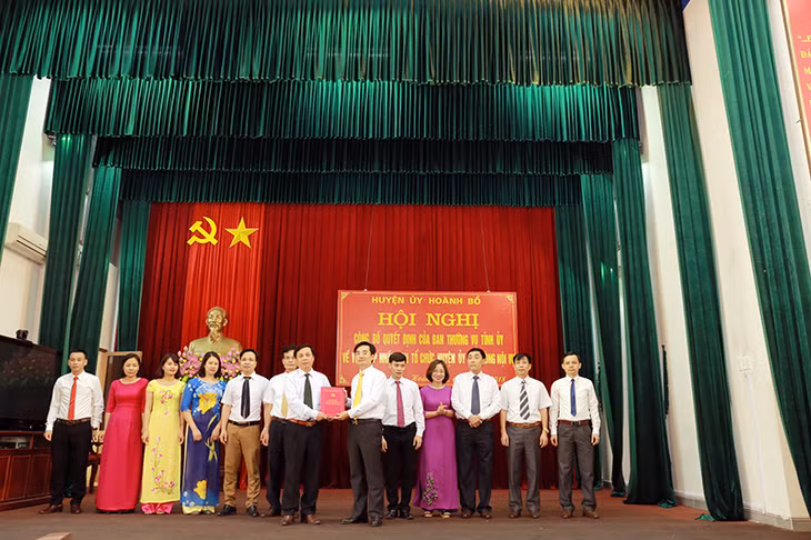 Lãnh đạo huyện Hoành Bồ trao quyết định hợp nhất Ban Tổ chức- Phòng nội vụ huyện.