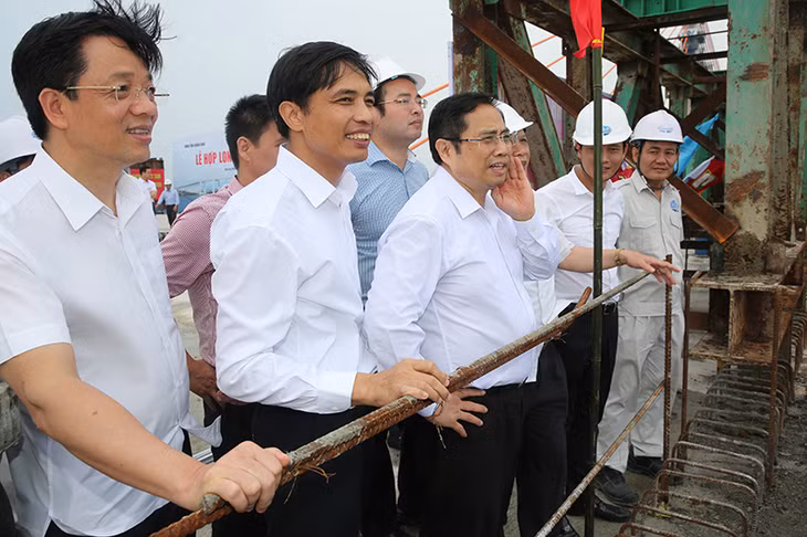 Trưởng Ban Tổ chức Trung ương Phạm Minh Chính thăm các hạng mục thi công dự án và đốt hợp long cầu.