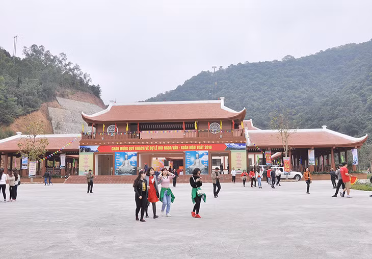 Nhà ga khu cáp treo lên Ngoạ Vân chào đón bước chân du khách về với hội xuân năm nay.