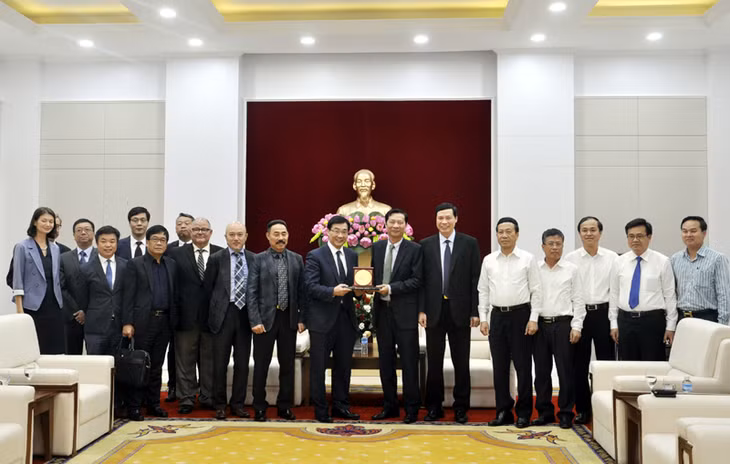 Các đồng chí lãnh đạo tỉnh chụp ảnh cùng liên danh các nhà đầu tư.
