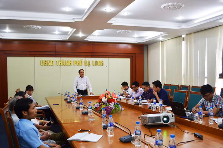 Đống chí Hoàng Quang Hải, phó Chủ tịch UBND TP Hạ Long yêu cầu phải xác minh lại toàn bộ nguồn gốc sử dụng đất trong khu vực đối với từng trường hợp cụ thể để có phương án giải quyết hợp lý, dứt điểm
