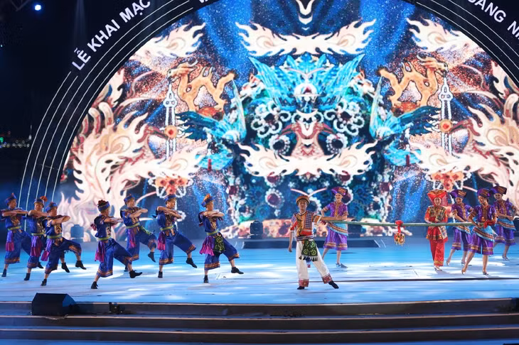 Chương trình Carnaval Hạ Long 2018 được diễn ra trên một sân khấu hoành tráng