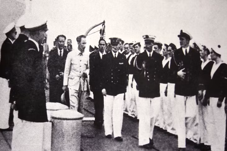 Lần đầu Hồ Chủ tịch đến Quảng Ninh là ngày 24/3/1946, khi Bác hội kiến với Cao ủy Pháp là Georges Thierry d’Argenlieu trên tuần dương hạm của Pháp đỗ trên Vịnh Hạ Long (Ảnh tư liệu).