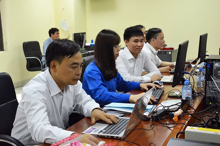 Các đại biểu trả lời câu hỏi của độc giả trong buổi giao lưu. (Ảnh: Lan Anh)