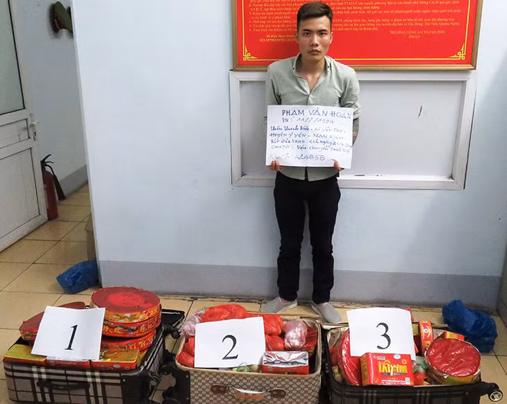 Đối tượng Phạm Văn Hoan và tang vật.