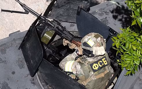 Cán bộ FSB nổ súng tấn công nhóm khủng bố ở Stavropol. Ảnh: RT