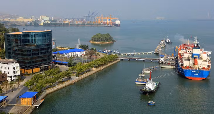 Toàn cảnh trụ sở văn phòng công ty và hệ thống cầu cảng tiếp nhận xăng dầu. 