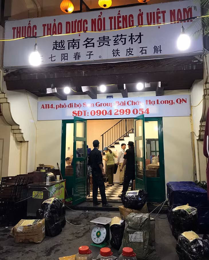 Lực lượng chức năng kiểm tra, niêm phong hàng hóa tại cửa hàng kinh doanh thuốc thảo dược để tiếp tục điều tra, xử lý theo quy định pháp luật.