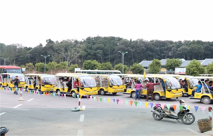 Học sinh Trường Tiểu học Lê Lợi, TP Uông Bí di chuyển bằng xe điện khi tham quan tại Yên Tử