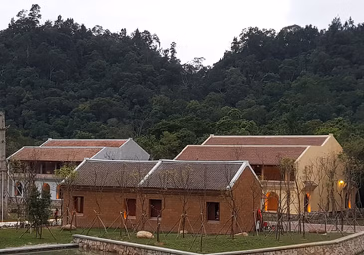 Các nếp nhà trong trong làng không thật sự ngăn nắp, dựa lưng vào rừng Quốc gia Yên Tử
