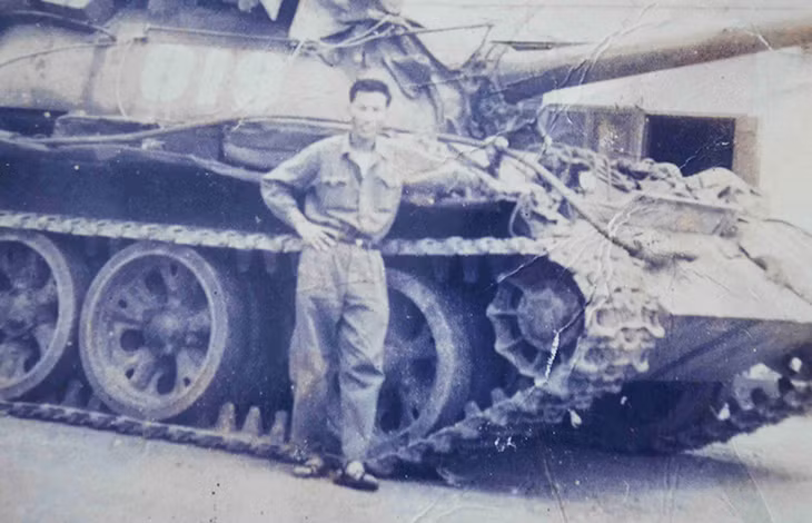 CCB Bùi Duy Thinh tại Sài Gòn trưa 30/4/1975. 