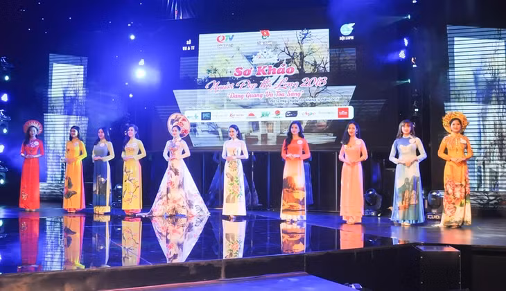 Đêm sơ khảo mở đầu với phần trình diễn trang phục áo dài truyền thống của các thí sinh.