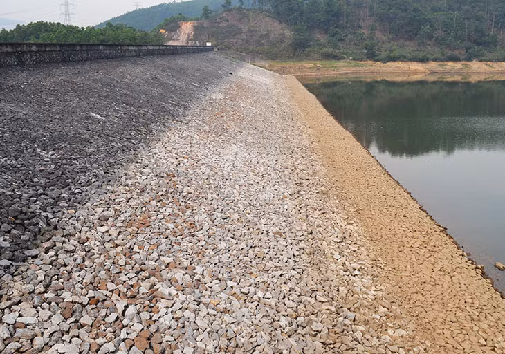 Trong khi vào thời điểm mùa mưa năm trước, mặt nước hồ Cao Vân lên quá 2/3 chiều cao thân đập.