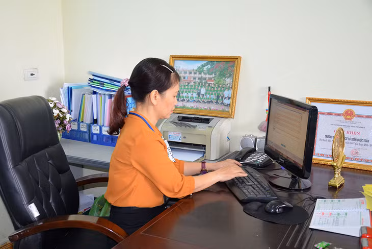 Cô giáo Mạc Thị Kim Loan, Hiệu phó thực hiện thao tác liên lạc với phụ huynh học sinh qua phần mềm sổ liên lạc điện tử.