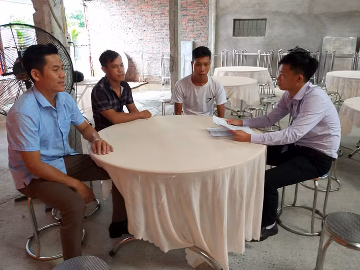 Cán bộ Văn phòng Đảng ủy xã Đông Sá (Vân Đồn) xuống địa bàn nắm bắt tình hình tư tưởng nhân dân liên quan đến công tác đền bù, giải phóng mặt bằng 